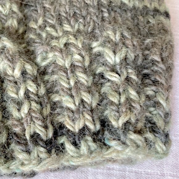Handmade 🇨🇦 NWOT Hand Knit Alpaca Cable Toque - Picture 3 of 4